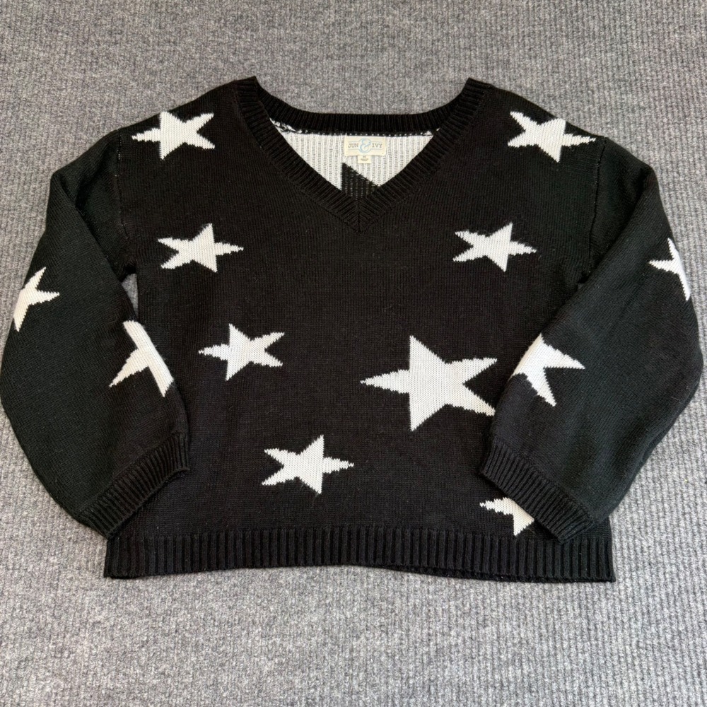 Jun & Ivy Medium Star Print V Neck Top Black White Lightweight Knit Fairy Grunge